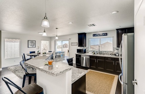 Henderson House | Spacious 3brd house with a pool mins from the strip & close to the Raider's HQ