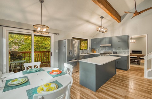 West Haven-Sylvan House | Spacious 4,000 Sq Ft House In Quiet Neighborhood