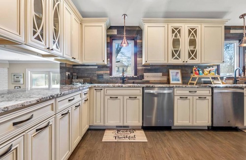 University Heights House | Spacious 4-bedroom house in awesome University Heights with WiFi, AC