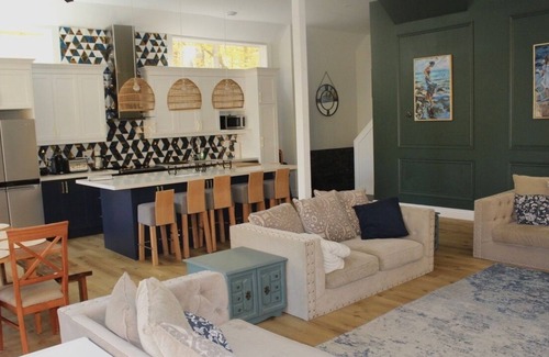 Tiny Cottage | Spacious 4-bdrm with lake view - minutes from beach!