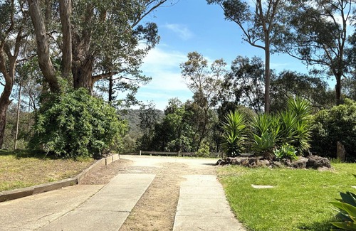 North Warrandyte House | Spacious 4 Bedroom Hilltop Home with Treetop Views near Yarra Valley