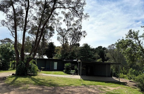 North Warrandyte House | Spacious 4 Bedroom Hilltop Home with Treetop Views near Yarra Valley