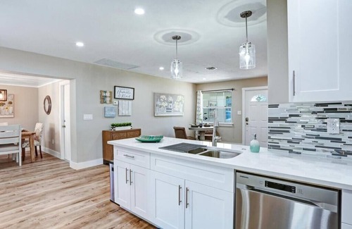 Lake Park House | Spacious 4 bed, 3 baths in highly desirable Lake Park.
