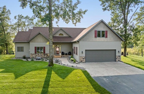 Breezy Point House | Spacious 4-Bed, 4-Bath 3.8 Acre Retreat On Pelican Lake!