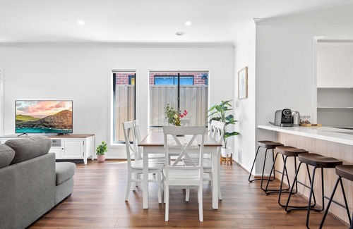 Truganina House | Spacious 4-Bed Family Home in Peaceful Spot