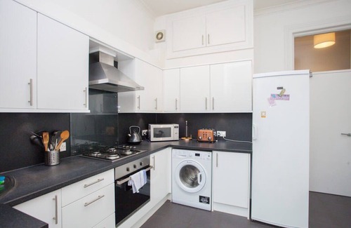 Glasgow Westend Condo | Spacious, 4 Bed Flat Overlooking Park in West End