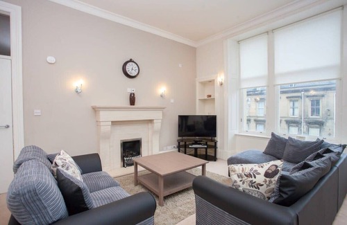 Glasgow Westend Condo | Spacious, 4 Bed Flat Overlooking Park in West End
