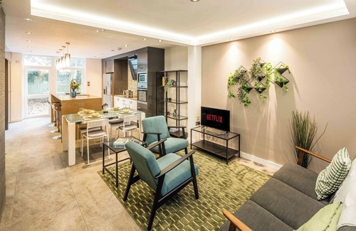West Hill Apartment | Spacious 4-Bed London Home near Wimbledon Village