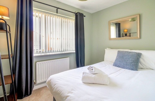 Bletchley House | Spacious 4 bed home - Milton Keynes | Free parking