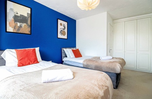 Bletchley House | Spacious 4 bed home - Milton Keynes | Free parking