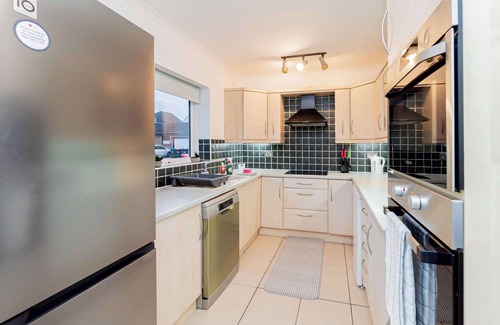 Willen House | Spacious 4 Bed House w Parking in Milton Keynes