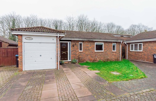 Willen House | Spacious 4 Bed House w Parking in Milton Keynes