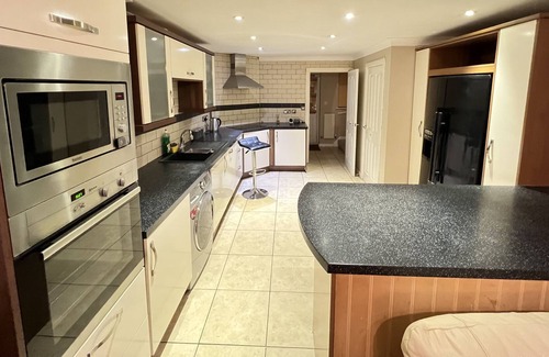 Sittingbourne House | Spacious 4 Bed House sleeps 8