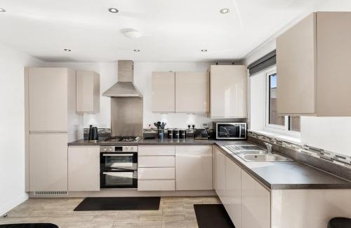 Manchester House | Spacious 4-Bed Home Near City Links