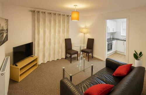 Bromley North Apartment | Spacious 4-Bed Home With Secured Parking Near ABBA Arena, Westfield, DLR, Zone 2
