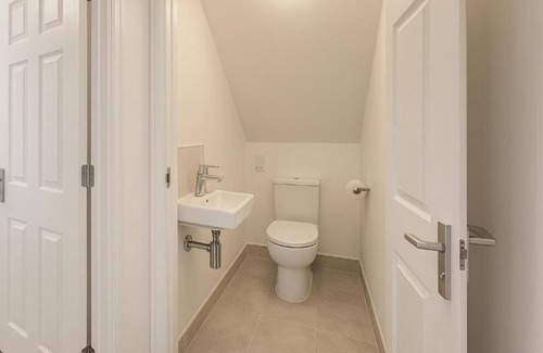 Bromley North Apartment | Spacious 4-Bed Home With Secured Parking Near ABBA Arena, Westfield, DLR, Zone 2