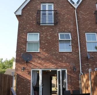 Eaton Socon House | Spacious 4 bed Townhouse, near town centre and riverside in StNeots