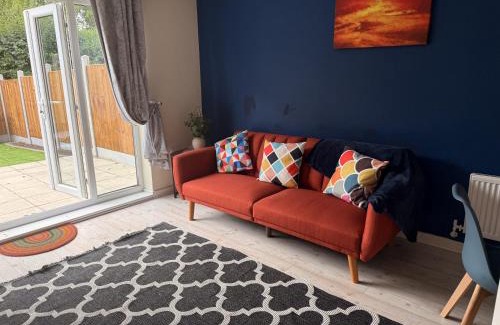 Eaton Socon House | Spacious 4 bed Townhouse, near town centre and riverside in StNeots
