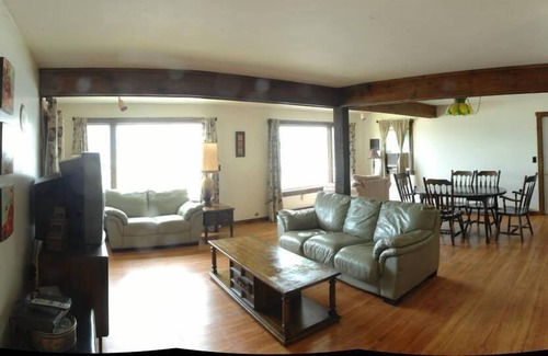 Saratoga Springs House | Spacious 4 Bedroom Waterfront House