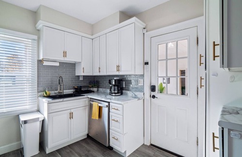 Cuyahoga Falls Apartment | Spacious 4 Bedroom Sleeps 10 W/Sauna and Hot Tub