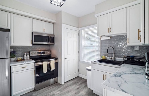 Cuyahoga Falls Apartment | Spacious 4 Bedroom Sleeps 10 W/Sauna and Hot Tub