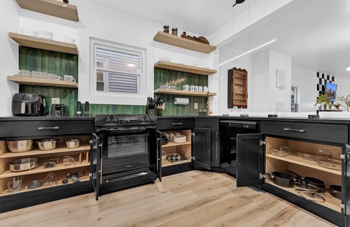 Downtown Buffalo Apartment | Spacious 4-bedroom apartment in charming Buffalo with Full kitchen