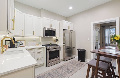 Uptown Apartment | Spacious 4-bedroom apartment with WiFi, AC in brilliant Chicago