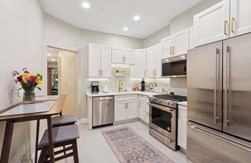 Uptown Apartment | Spacious 4-bedroom apartment with WiFi, AC in brilliant Chicago