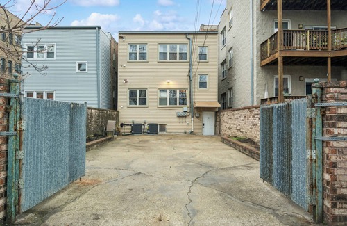 Uptown Apartment | Spacious 4-bedroom apartment with WiFi, AC in brilliant Chicago