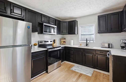 Lansing House | Spacious 4-bedroom building, and WiFi in wonderful Lansing