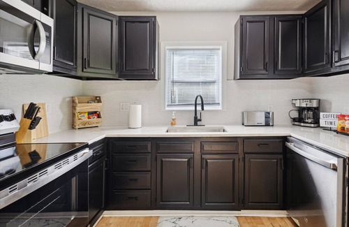 Lansing House | Spacious 4-bedroom building, and WiFi in wonderful Lansing
