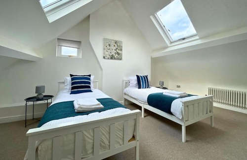 Doncaster Apartment | Spacious 4 Bedroom Duplex with Free Private Parking - Central Location, Near Doncaster Racecourse - Sleeps 7