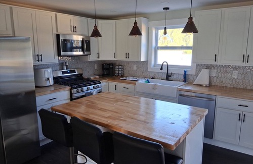 Edinboro House | Spacious 4-bedroom estate in lovely Edinboro . Walking distance to the lake.