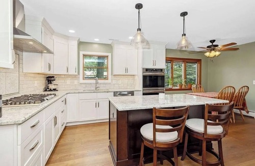 Columbus House | Spacious 4-bedroom Family Home, Large Yard, Centrally Located in Columbus
