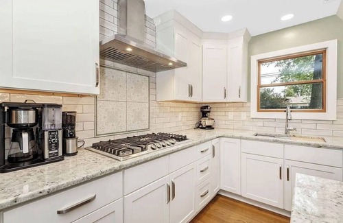 Columbus House | Spacious 4-bedroom Family Home, Large Yard, Centrally Located in Columbus