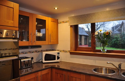 Campbeltown House | Spacious 4 bedroom, private garden, 10 min stroll or 2 min drive to town centre.