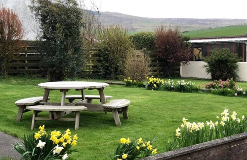 Campbeltown House | Spacious 4 bedroom, private garden, 10 min stroll or 2 min drive to town centre.