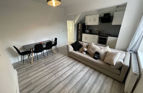 Chorlton-on-Medlock House | Spacious 4-Bedroom House in Manchester!