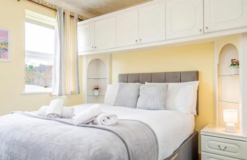 Milton Keynes House | Spacious 4 Bedroom Home in Central Milton Keynes