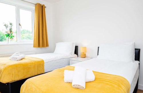 Milton Keynes House | Spacious 4 Bedroom Home in Central Milton Keynes