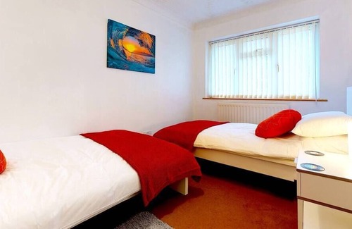Milton Keynes House | Spacious 4 bedroom property with parking for 5 cars.