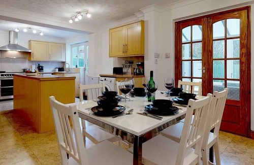 Milton Keynes House | Spacious 4 bedroom property with parking for 5 cars.
