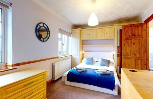 Milton Keynes House | Spacious 4 bedroom property with parking for 5 cars.