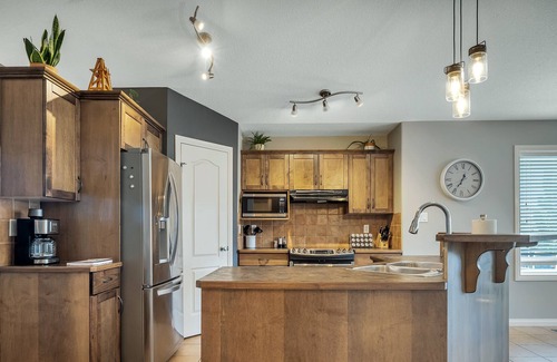 Lethbridge House | Spacious 4 Bedroom Home in Vibrant Neighbourhood