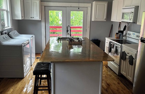 Birmingham House | Spacious 4 bedroom house in charming Birmingham with AC, WiFi
