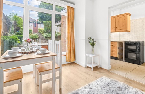 Bloxwich House | Spacious 4 Bedroom House located near BHX & NEC