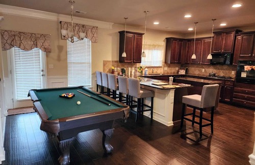 Covington House | Spacious 4-bedroom house with fitness room, WiFi in cool Covington