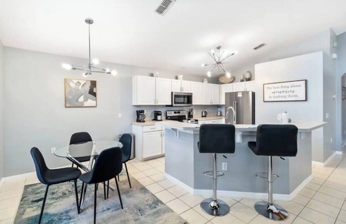 Highgate Park House | Spacious 4-bedroom house in terrific Davenport with WiFi, AC.