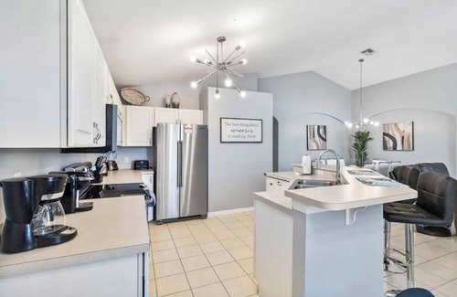 Highgate Park House | Spacious 4-bedroom house in terrific Davenport with WiFi, AC.