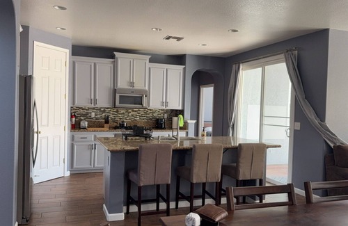 Hood House | Spacious 4-bedroom house in brilliant Elk Grove with AC, WiFi